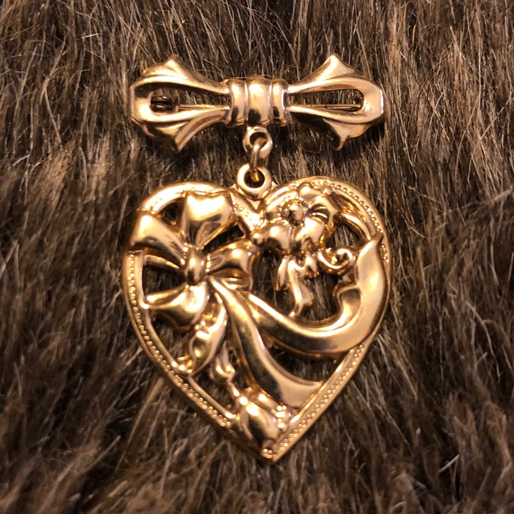 Vintage gold tone medal style dangle heart brooch